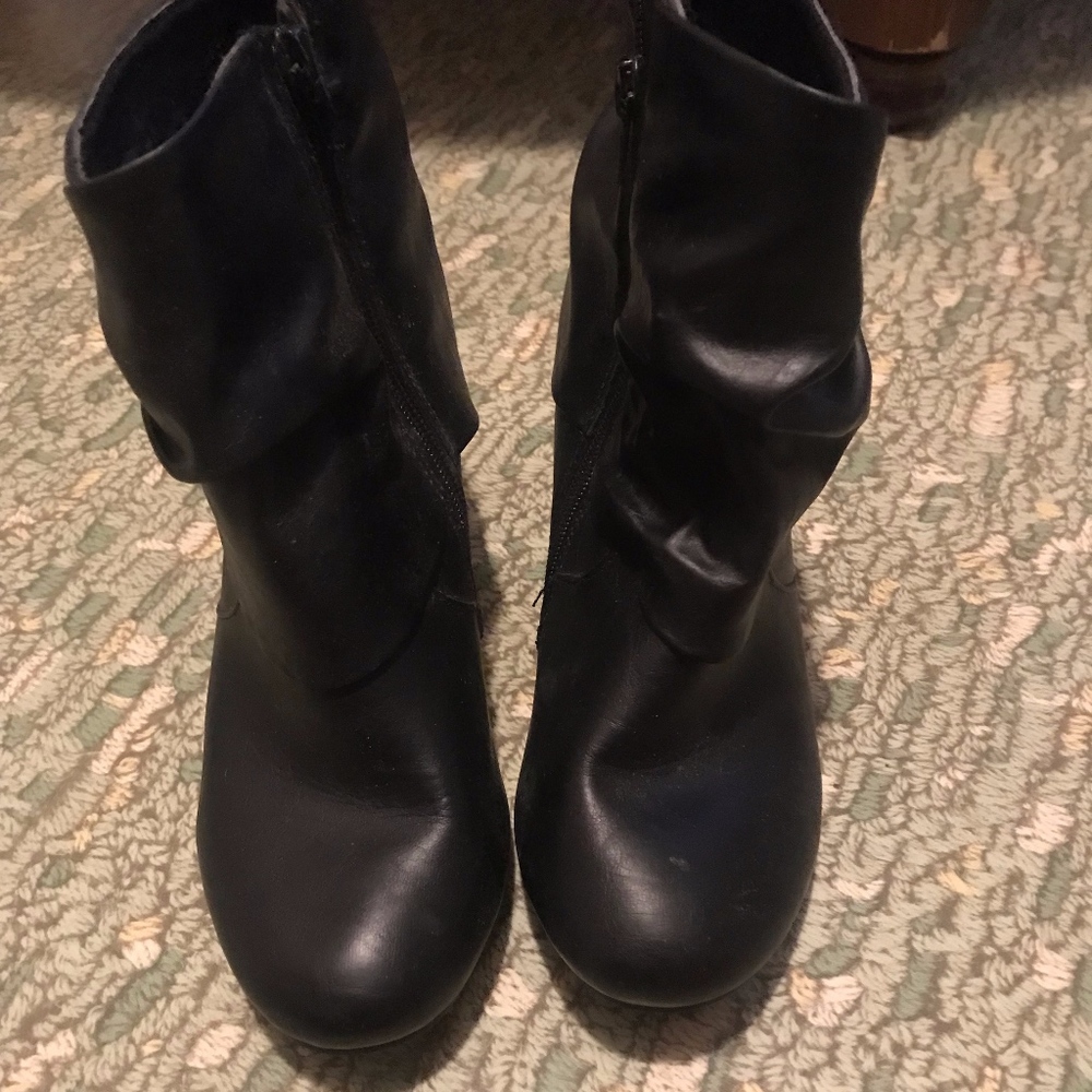Black Heeled Boots with Bow - size 7/8